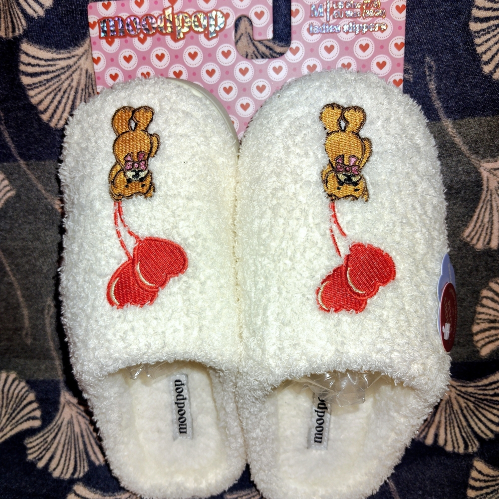 Moodrop White Slippers with Bear and Heart Design